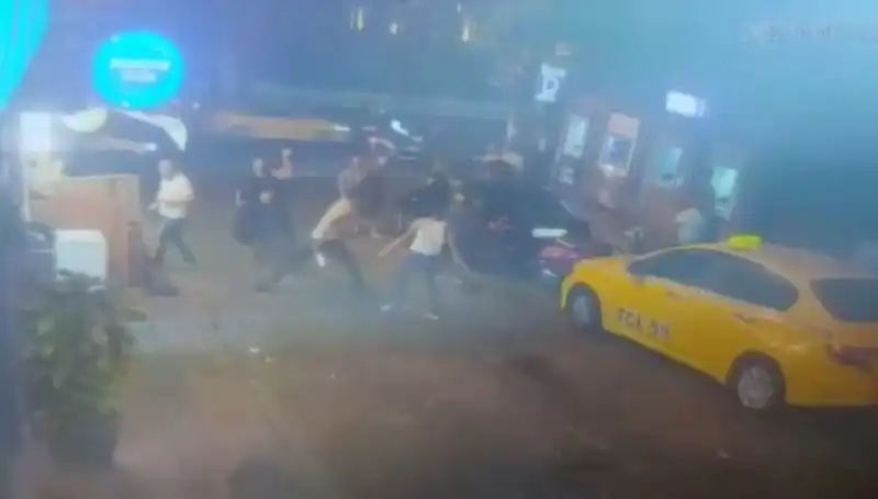Beyoğlu'nda Gergin Gece: Laf Atma Kavgasında Kan Aktı