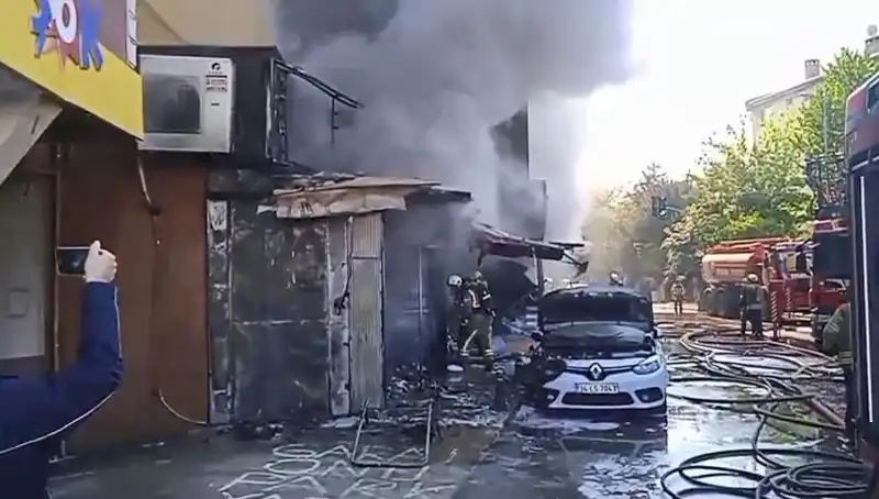 Ümraniye'deki Hediyelik Eşya Dükkanında Çıkan Yangın Paniğe Neden Oldu