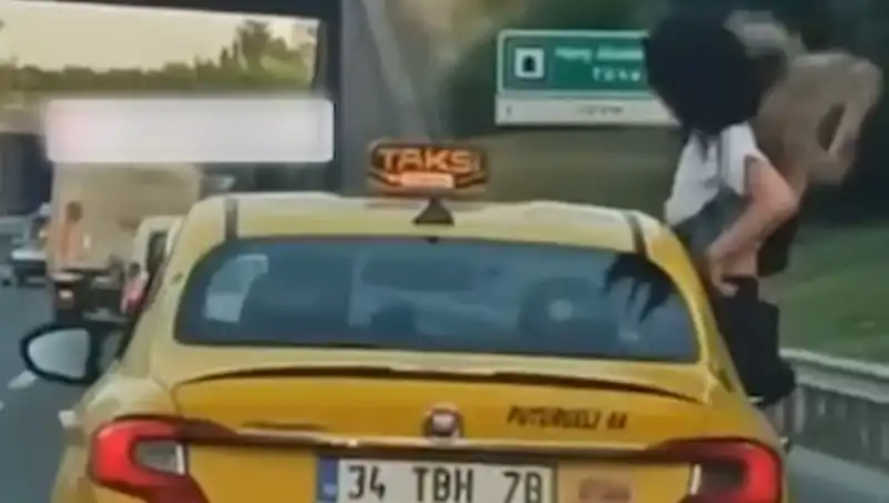 TEM Otoyolu’nda Taksiden Sarkan Gençler Şok Etti!