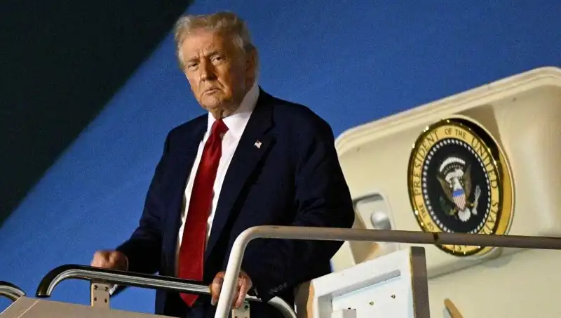 Trump'ın Yeni Zirve Ulaşımı: 400 Milyon Dolarlık Katar Jetinin İlk Görüntüleri