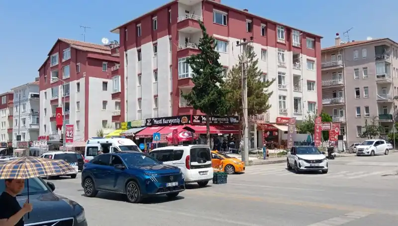Bunun Sadece Bir Kaza Olmadığını Gösteren Taksi ve Otomobil Çarpışması