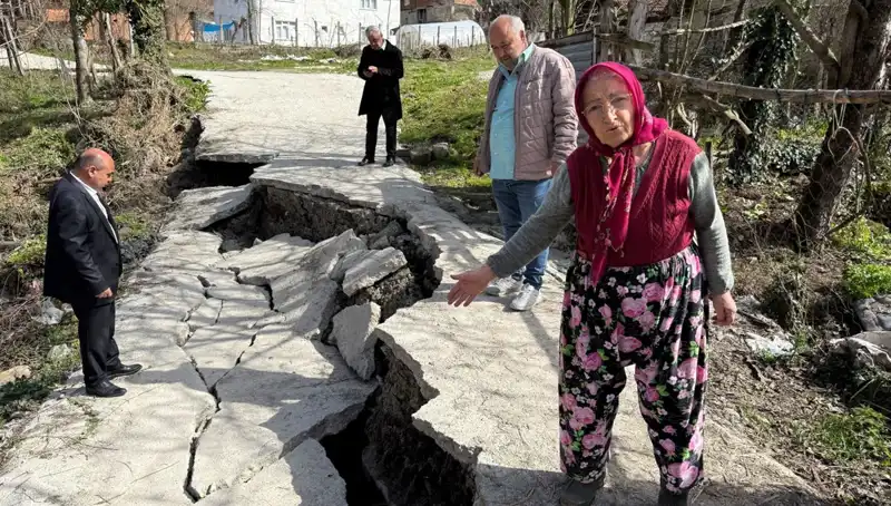 Diken Üstündeki Mahalle: Heyelan Yolu Çöktü, Geçiş Engellendi!