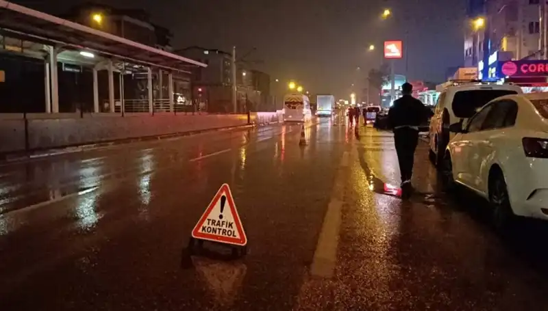 Bursa'da Güvenlik Önlemi Alan Polisi Vuran Kamyonet Kazası