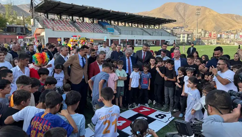 Hakkari'de Geleneksel Anadolu Şenliği Renkli Etkinliklerle Kutlanıyor