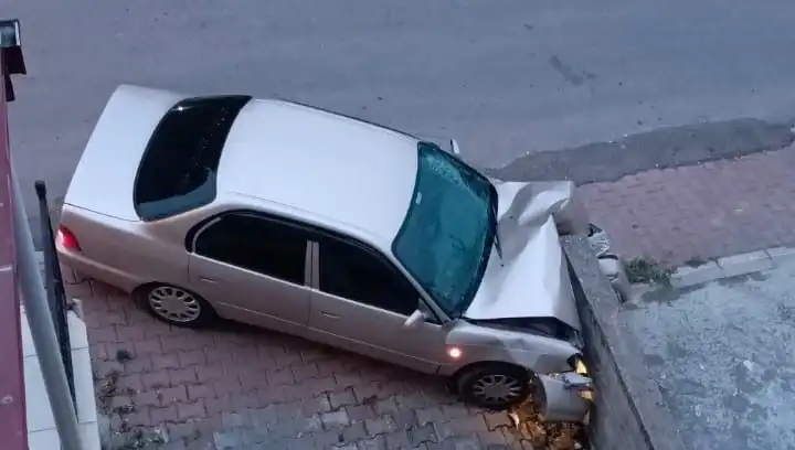 Kontrolü Kaybeden Araç Duvara Çarparak Korku Dolu Anlar Yaşattı