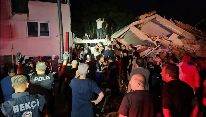 Balıkesir Sındırgı'da Deprem Felaketi: 1 Hayat Gitti, Yaralılar Hastaneye Kaldırıldı