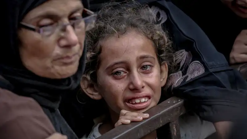 Gazze'deki Açlık Krizi: İsrail Askeri Yemekleri Toprağa Gömüyor