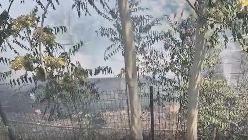 Sultangazi'de Gece Yarısı Yangın: Otluk Alandan Gecekonduya Sıçradı