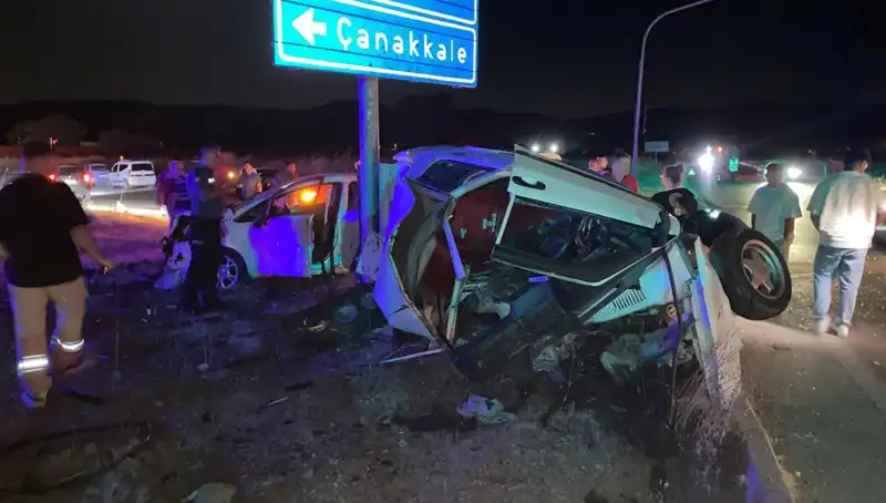 Çanakkale'de Trafik Kazası: İki Otomobil Çarpıştı, Yaralılar Hastaneye Kaldırıldı!