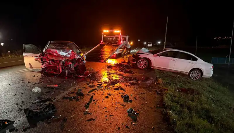 Çanakkale'de Korkunç Kaza: İki Otomobil Çarpıştı, 3 Ölü, 1 Yaralı