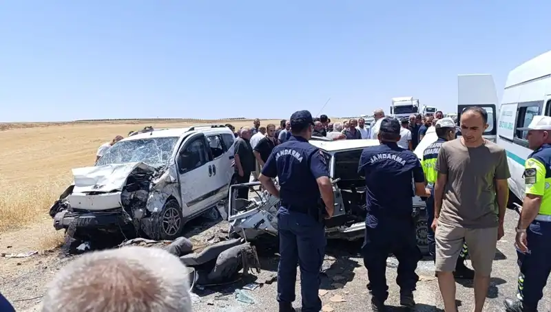 Otomobil ile Hafif Ticari Araç Çarpışması: 4 Kişi Hayatını Kaybetti, 1 Yaralı