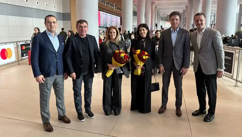 Hagi ve Popescu İstanbul'da: Futbolseverlere Tarihi Bir Buluşma