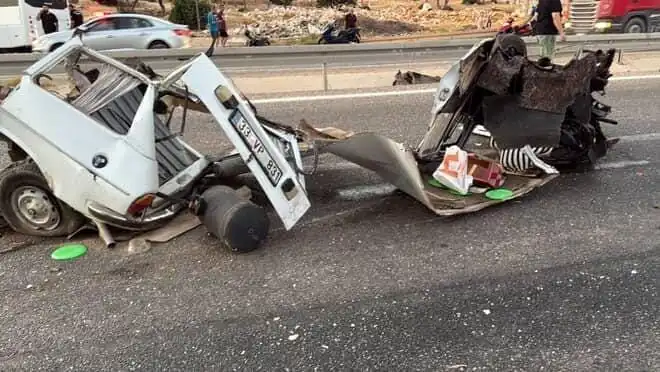 Bariyere Çarpan Araçta Feci Kaza: Bir Hayat Gitti, Bir Yaralı