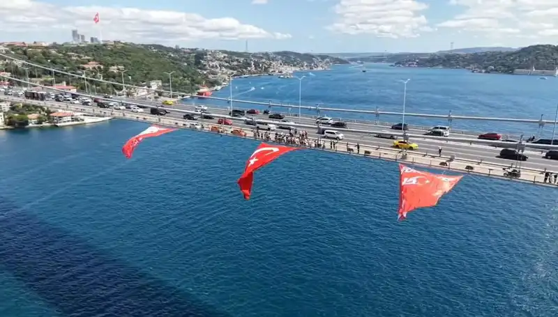 Türk Bayrağı ile Donatılan Köprü, Şehrin Simgesi Haline Geldi