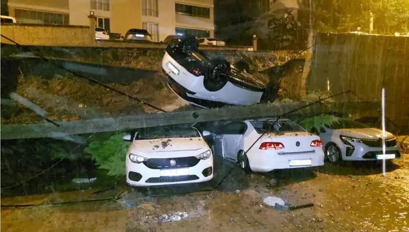 Duvar Çökmesi Sonucu 4 Araç Kullanılamaz Hale Geldi!