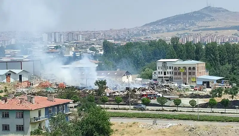 Otluk Alanda Başlayan Yangın, Depoyu Küller İçinde Bıraktı!