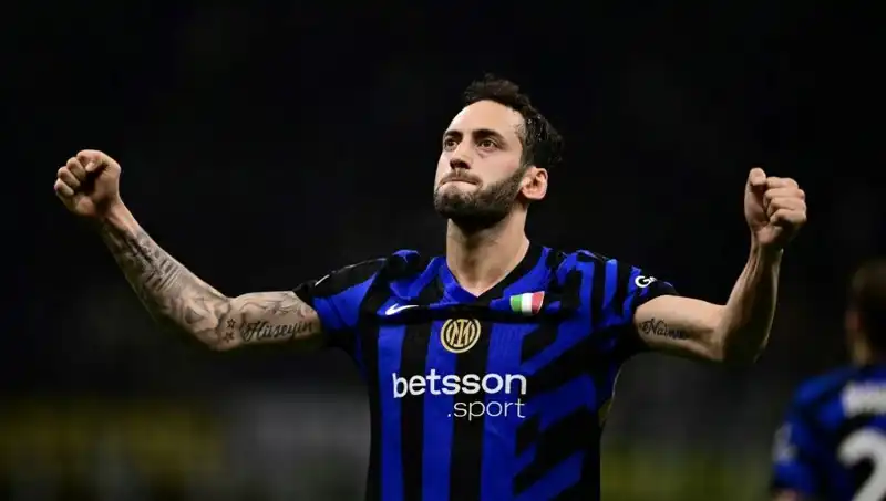 Hakan Çalhanoğlu Tatilde, Inter Takımı için İstanbul'da Menajerle Görüştü!