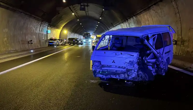 TEM Otoyolu’nda Yaşanan Zincirleme Kaza: Yaralılar ve Trafik Kaosu