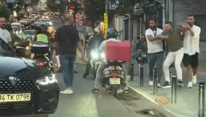 Nişantaşı'nda Şok Eden Yol Verme Kavgası: Kadına Sopa İle Saldırdı!