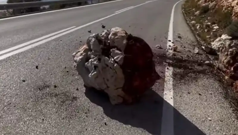 Kaş'ta Yağmur Sonrası Yamaçtan Düşen Kayalar Trafiği Felç Etti