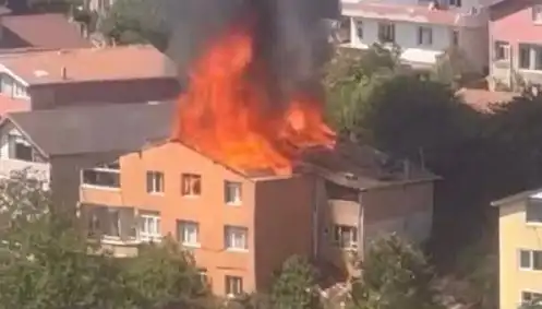 İstanbul'da Yangın Paniği: Dört Kişi Apartmanda Mahsur Kaldı