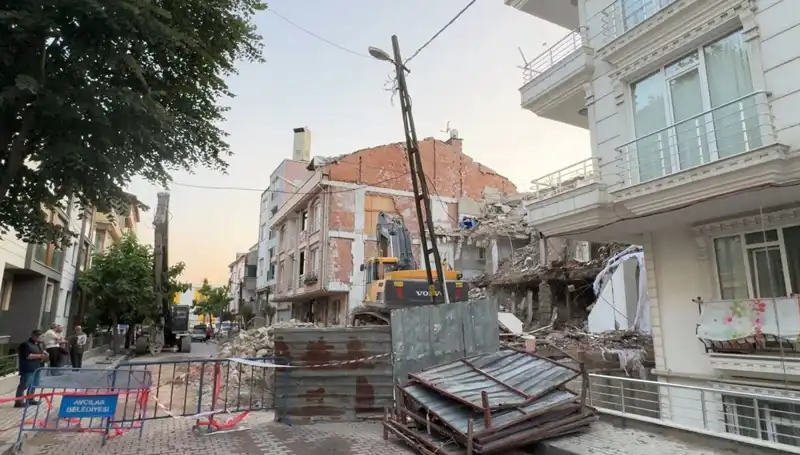 ** Yıkım Sırasında Kopan Elektrik Kabloları İki Sokak ve Çevresini Karanlığa Gömüyor!**