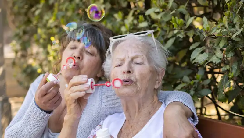 100 Yaşındaki İki Kadının Uzun Yaşam Sırrı: Diyet ve Egzersizi Bir Kenara Bırakın