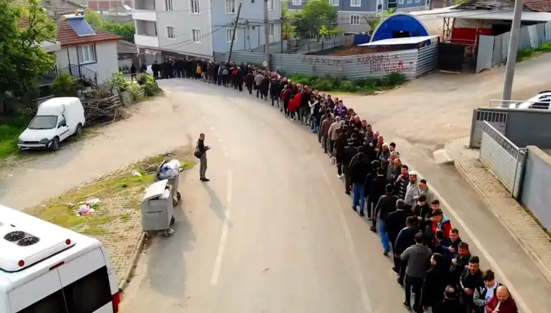 Bursa'nın O Mahallesinde Geleneksel Bayramlaşma Kuyruğu Uzunluğuyla Dikkat Çekiyor