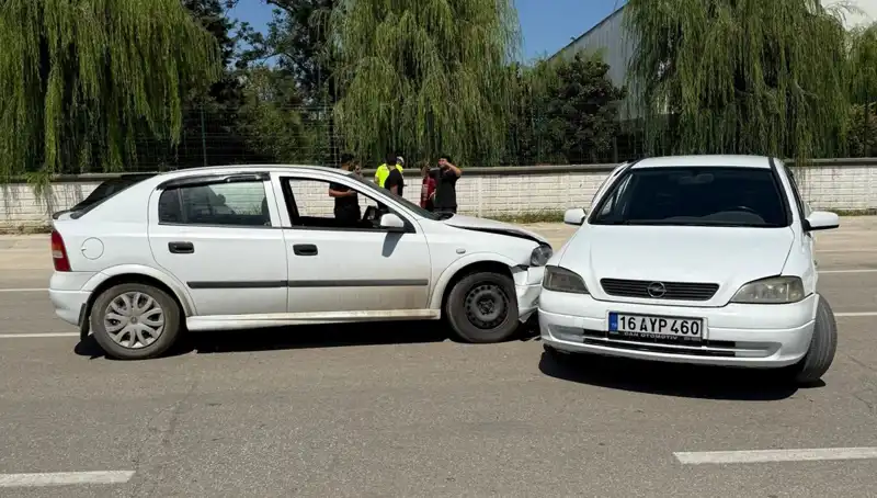 İki Otomobil Çarpıştı: Kaza Yeri Dramı ve Yaralıların Durumu