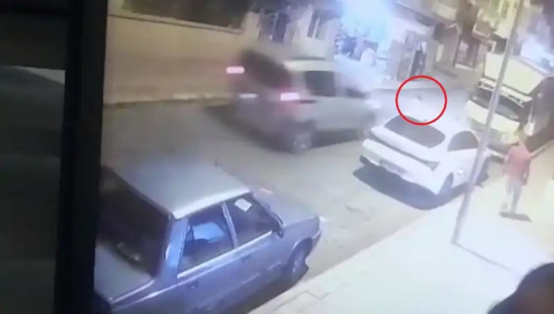 Yola Aniden Fırlayan Çocuğa Araç Çarpması: Şok Edici Kaza Anları