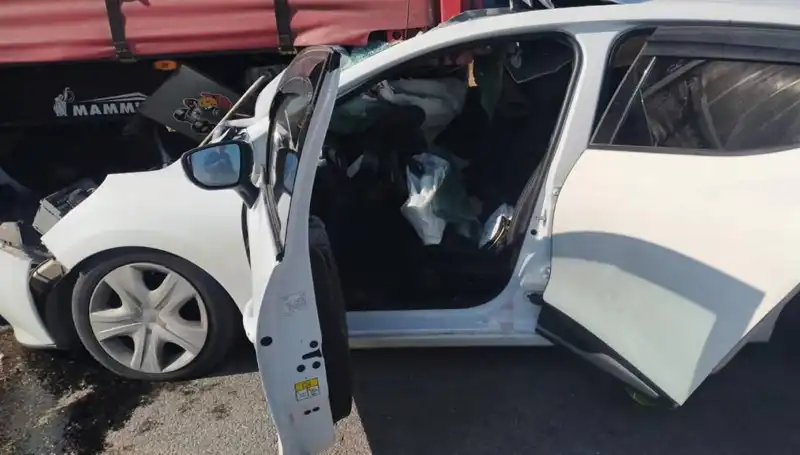 Sivas’ta Otomobil TIR’a Çarpınca Kaza Yüreklere Indı Korku Dolaştı!