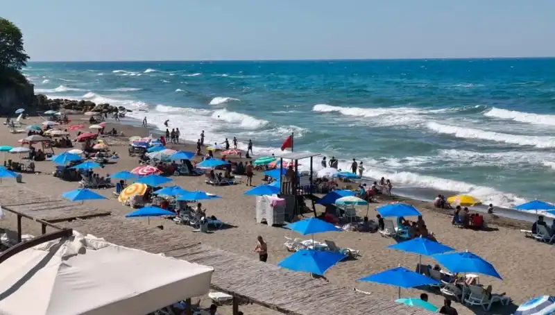 Akçakoca'da Deniz Yasağı! Yerli ve Yabancı Tatilciler Şaşkın