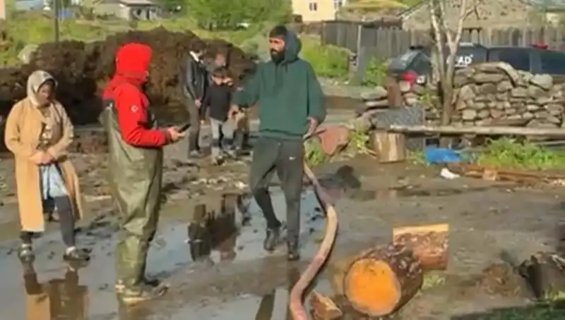 Ardahan’da Aniden Gelen Sağanak Hayatı Olumsuz Etkiledi