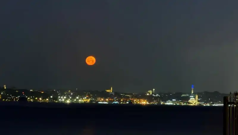 İstanbul'da "Çilek Dolunayı" Nefes Kesen Görüntülerle Nasıl Doğdu?