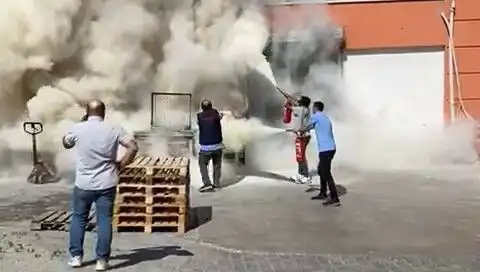 AVM Depolarında Yangın Paniği: Alışveriş Merkezi Tahliye Edildi