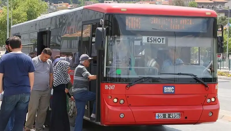 İzmir'de Öğrenci İndirimine Getirilen 30 Yaş Sınırı Tepki Çekti!