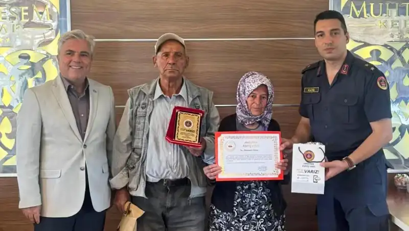 Hayat Mücadelesi Veren Çift, Evi Jandarmaya Bağışladı