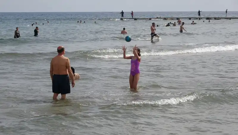 İzmir'de Sıcaklık 20 Derecenin Üzerine Çıktı: Deniz Keyfi Başladı!