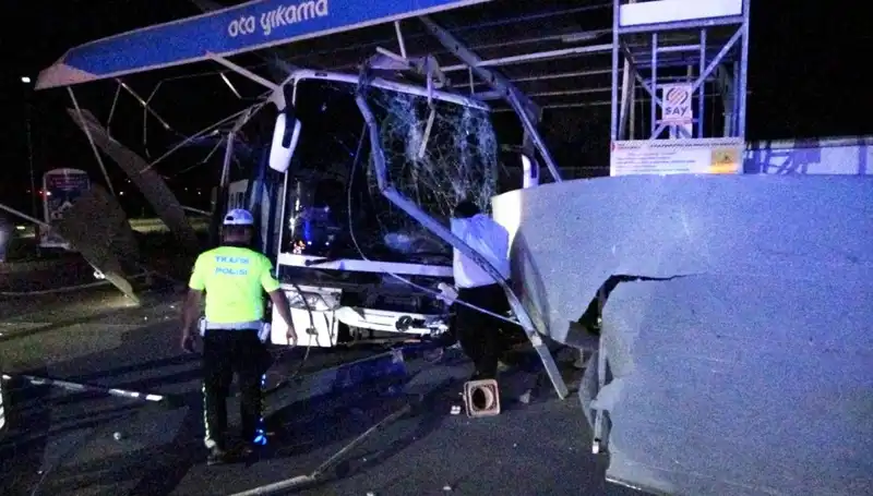 Otobüs Oto Yıkama İşletmesine Dalınca Yaşanan Kazada 8 Kişi Yaralandı