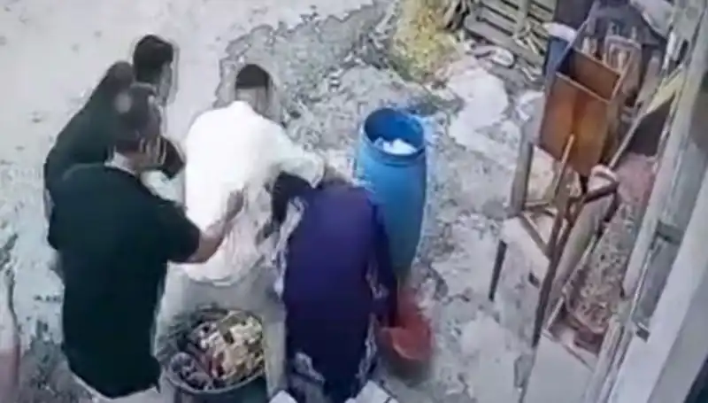 Başakşehir’de Bidon Üzerine Çıkan Kavga: Baba-Oğul Kadını Darbetti