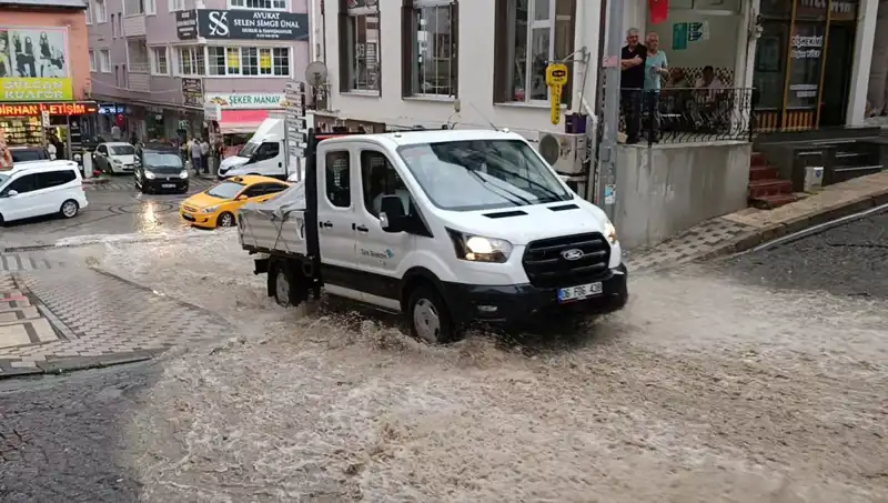 10 Dakika Süren Sağanak, Şehirde Su Baskınlarına Yol Açtı