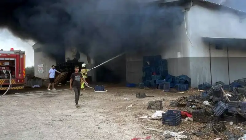 Plastik Kasa Deposunda Yangın: Şehir Simsiyah Dumana Boğuldu!
