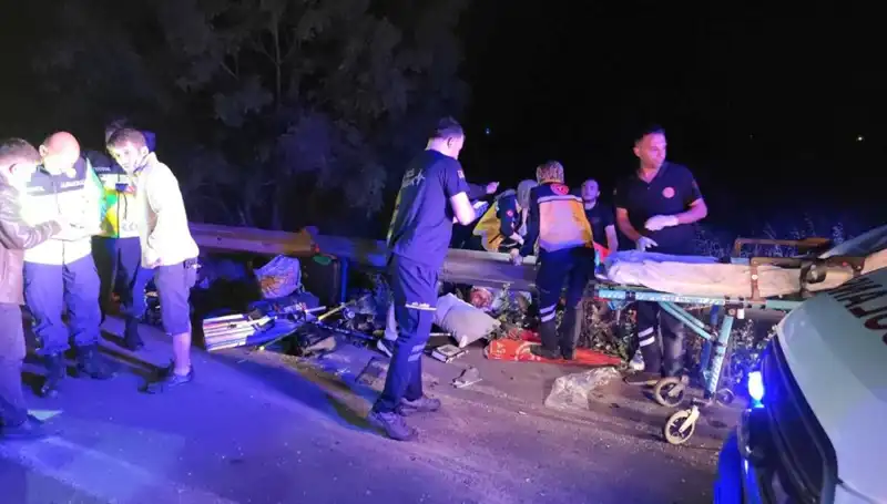 Minibüs Kazasında Çarpıcı Anlar: İki Kişi Savrulup Yaralandı