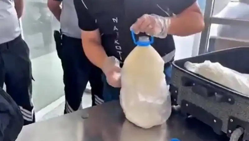 Havalimanında Süt Şişesi İçinde 12 Kilo 800 Gram Kaçak Madde Ele Geçirildi