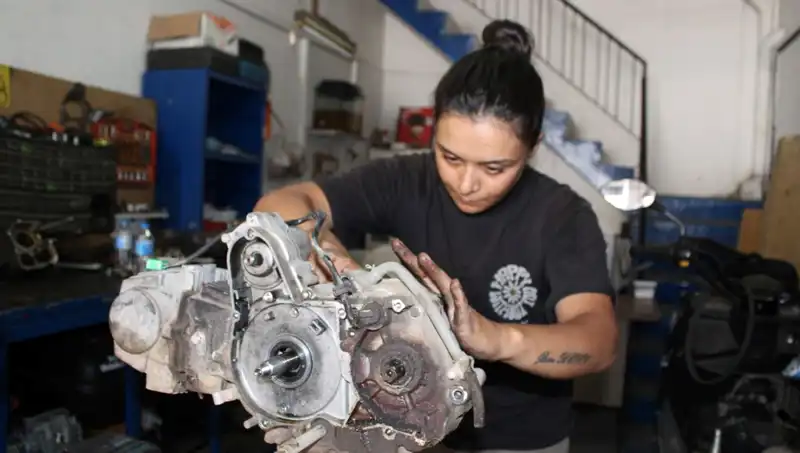 Eşi Çırak Bulamazken, 33 Yaşındaki Hayriye Motor Ustası Oldu