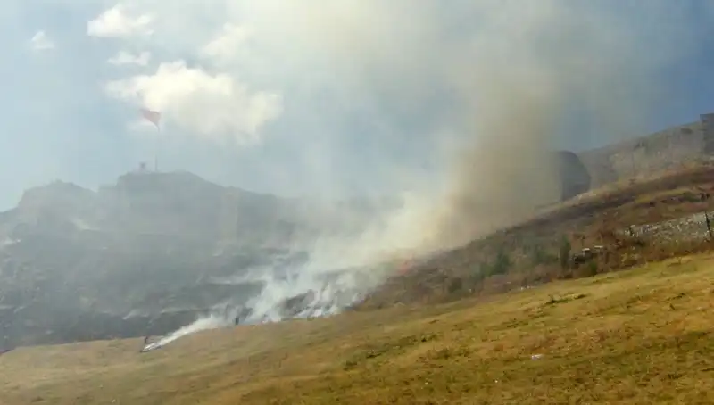 Kars Kalesi Eteklerinde Yangın: Doğa ve Tarih İç İçe Kaldı