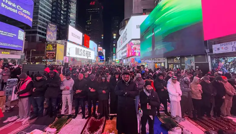 New York Times Meydanı’nda İlk Teravih Namazı Coşkuyla Kılındı
