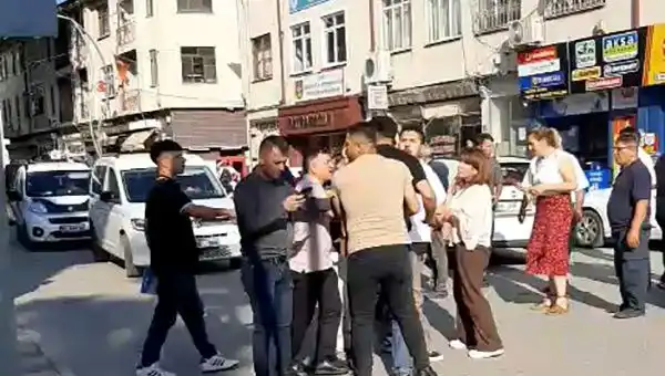 Trafikte Gazinin Darp Edildiği Anlar Güvenlik Kamerasına Yansıdı