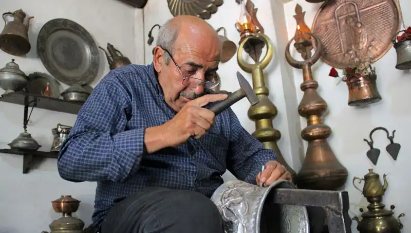 Yarım Asırlık Tutku: Sanatla İşini Birleştiren Usta Zanaatçı