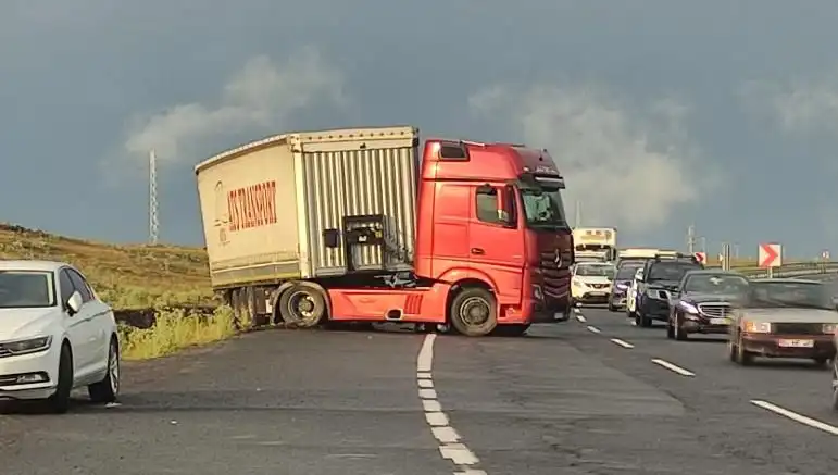 TIR Kaydı Sorunu Yol Kapattı: Uzun Araç Kuyrukları Ülkede Kriz Yarattı